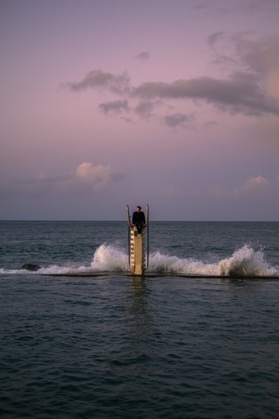 白天在海浪上冲浪的人